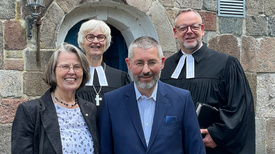 Burkhard Streich und Ehefrau Susanne (vorn) mit Oberkirchenrätin Gudrun Mawick und Kreispfarrer Christian Scheuer.