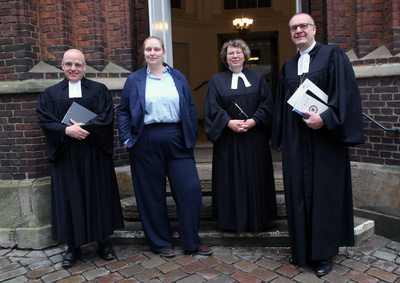 Pfarrerin Christine Oppermann (2. von rechts) wurde in der Oldenburger St.-Lamberti-Kirche von Bischof Thomas Adomeit (rechts) ordiniert. Im Gottesdienst wirkten unter anderen Ela Müller (2. von links) als Assistentin sowie Pfarrer Ingo Brookmann (links) mit, der Oppermann in Loga als Mentor begleitet hat.