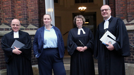 Pfarrerin Christine Oppermann (2. von rechts) wurde in der Oldenburger St.-Lamberti-Kirche von Bischof Thomas Adomeit (rechts) ordiniert. Im Gottesdienst wirkten unter anderen Ela Müller (2. von links) als Assistentin sowie Pfarrer Ingo Brookmann (links) mit, der Oppermann in Loga als Mentor begleitet hat.