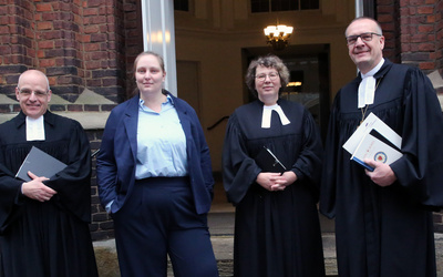 Pfarrerin Christine Oppermann (2. von rechts) wurde in der Oldenburger St.-Lamberti-Kirche von Bischof Thomas Adomeit (rechts) ordiniert. Im Gottesdienst wirkten unter anderen Ela Müller (2. von links) als Assistentin sowie Pfarrer Ingo Brookmann (links) mit, der Oppermann in Loga als Mentor begleitet hat.