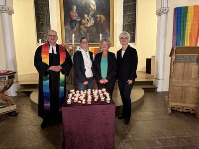 Zu sehen sind beim Solidarischen Gebet zur Unterstützung für die queere Community (von rechts nach links): Oberkirchenrätin Gudrun Mawick (Ev. -Luth. Kirche in Oldenburg), Hanna Naber (Präsidentin des Niedersächsischen Landtages), Anke Hieronymus (Projektleitung CSD-WHV/Vielfalt Wilhelmshaven) und Bruder Franziskus.