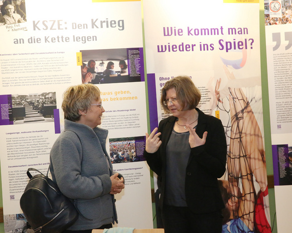 Gespräche vor der Ausstellung "Frieden geht anders"