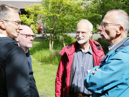 Das Foto zeigt einzelne Gesprächsgruppen zum Jahresthema