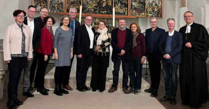 Bischof Thomas Adomeit (rechts) gratulierte zum Ordinationsjubiläum.