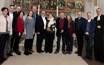 Bischof Thomas Adomeit (rechts) gratulierte zum Ordinationsjubiläum.