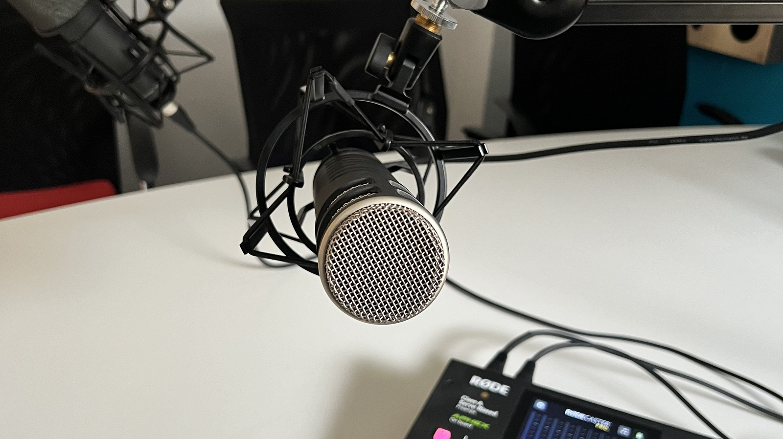 Podcastmikrofon und Aufnahmegerät auf einem Tisch