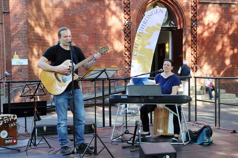 Auf der Bühne des Wilhelmshavener Bürgersenders „Radio Jade“ präsentieren Popkantorin Karola Schmelz-Höpfner und Christian Höpfner ein Beatles Medley. Foto: ELKiO/D.-M. Grötzsch