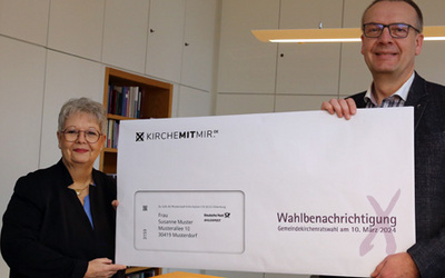 Synodenpräsidentin Sabine Blütchen (links) und Bischof Thomas Adomeit (rechts) rufen anlässlich des Versands der Wahlunterlagen dazu auf, sich an der Gemeindekirchenratswahl 2024 zu beteiligen. „Ihre Stimme zählt!“, so der Appell. Foto: ELKiO/D.-M. Grötzsch
