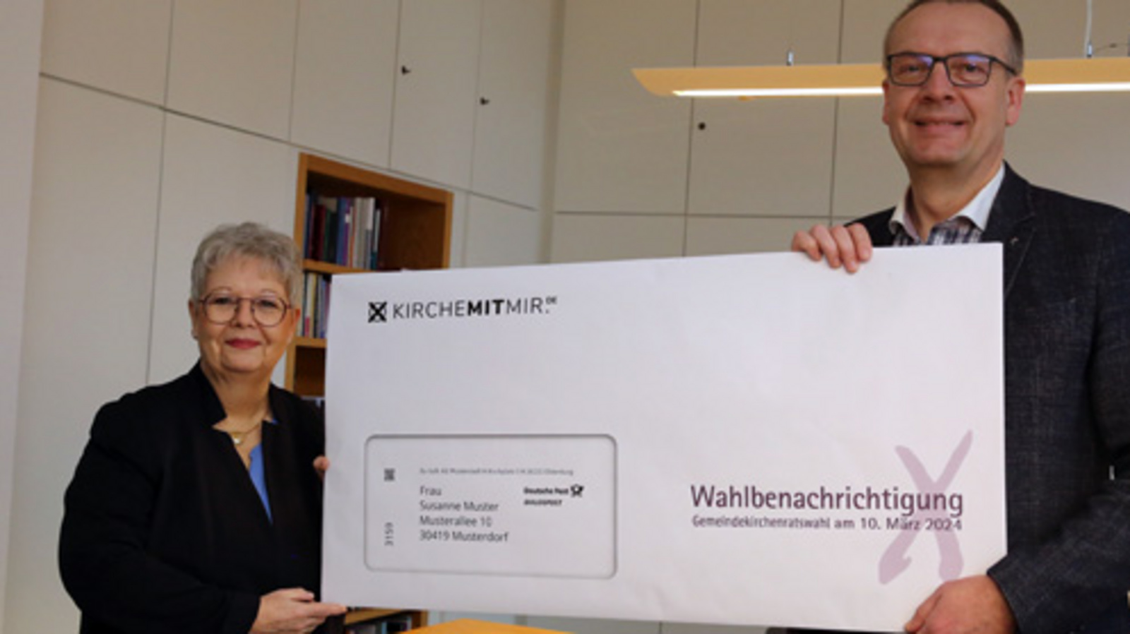 Synodenpräsidentin Sabine Blütchen (links) und Bischof Thomas Adomeit (rechts) rufen anlässlich des Versands der Wahlunterlagen dazu auf, sich an der Gemeindekirchenratswahl 2024 zu beteiligen. „Ihre Stimme zählt!“, so der Appell. Foto: ELKiO/D.-M. Grötzsch