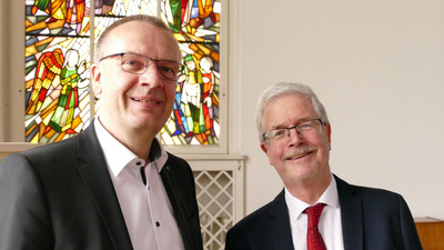 In einem Gottesdienst verabschiedete Bischof Thomas Adomeit (links) Pfarrer Olaf Grobleben als Beauftragter für Ökumene, interreligiöse und weltanschauliche Fragen der Ev.-Luth. Kirche in Oldenburg in den Ruhestand.