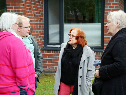 Das Foto zeigt einzelne Gesprächsgruppen zum Jahresthema