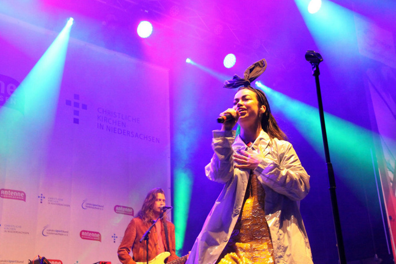 Mit ihrem Nummer-1-Hit "Geronimo" eröffnet Aura Dione ihr Konzert beim 36. Tag der Niedersachsen auf der Kirchenbühne.  Foto: Gunnar Schulz-Achelis