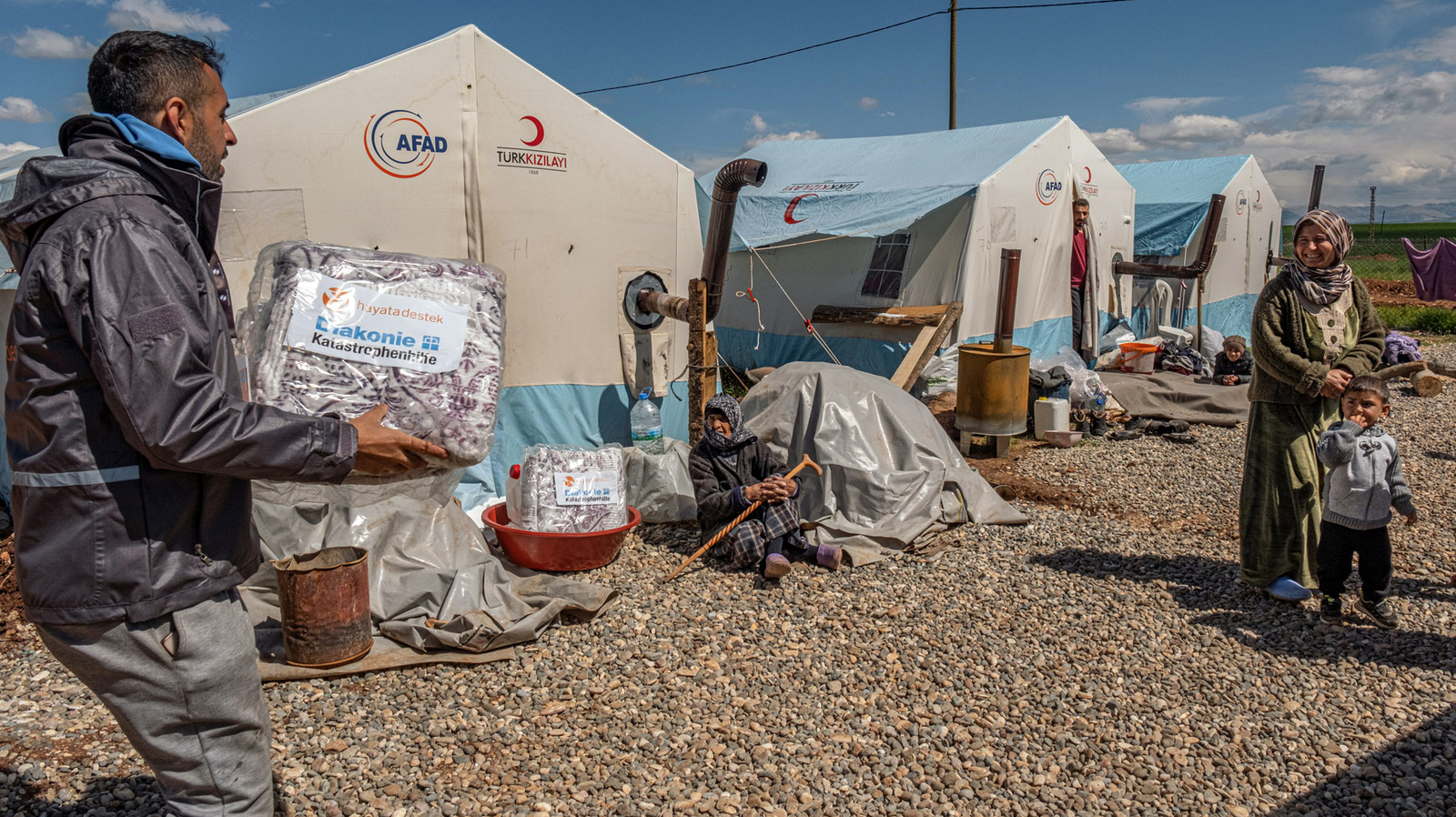 Turkey Earthquake _DIAKONIE Große Anteilnahme lösten die Erdbeben in der Türkei und Syrien im Februar 2023 aus. 22,2 Millionen Euro Spenden gingen dafür ein, wodurch Betroffene der Naturkatastrophe schnell mit Zelten, Matratzen oder Sanitäreinrichtungen versorgt werden konnten, wie hier im Camp Nummer 1 im Bezirk Adıyaman Centre.