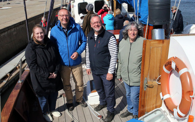 Ausflug mit der „Nordwind“ (von rechts nach links): Beate Rabe vom Vorstand des Förderkreises der TelefonSeelsorge Friesland-Wilhelmshaven e.V.; Kreispfarrer Christian Scheuer; Bischof Thomas Adomeit und Katrin Reuter, Leiterin der TelefonSeelsorge Friesland-Wilhelmshaven.