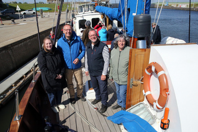 Ausflug mit der „Nordwind“ (von rechts nach links): Beate Rabe vom Vorstand des Förderkreises der TelefonSeelsorge Friesland-Wilhelmshaven e.V.; Kreispfarrer Christian Scheuer; Bischof Thomas Adomeit und Katrin Reuter, Leiterin der TelefonSeelsorge Friesland-Wilhelmshaven.