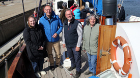 Ausflug mit der „Nordwind“ (von rechts nach links): Beate Rabe vom Vorstand des Förderkreises der TelefonSeelsorge Friesland-Wilhelmshaven e.V.; Kreispfarrer Christian Scheuer; Bischof Thomas Adomeit und Katrin Reuter, Leiterin der TelefonSeelsorge Friesland-Wilhelmshaven.