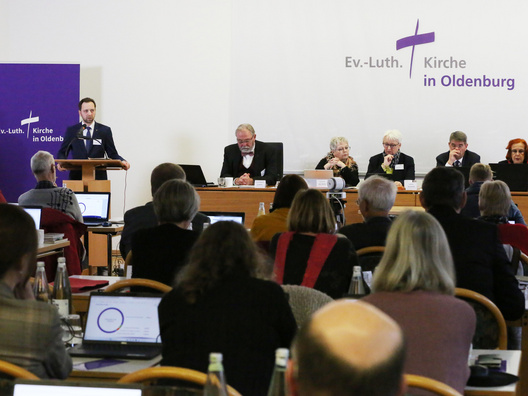 Oberkirchenrat Sebastian Groß erläuterte den Haushalt 2024 der oldenburgischen Kirche.