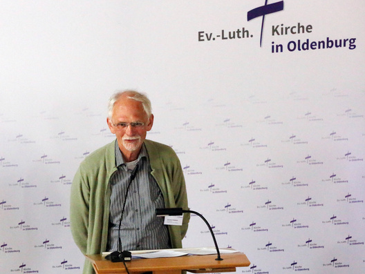 Am Rednerpult steht der Synodale Carsten Homann.