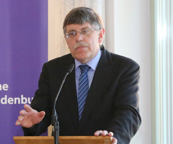 Der Synodale Hanspeter Teetzmann stellte den Bericht des Rechts- und Verfassungsausschusses vor.