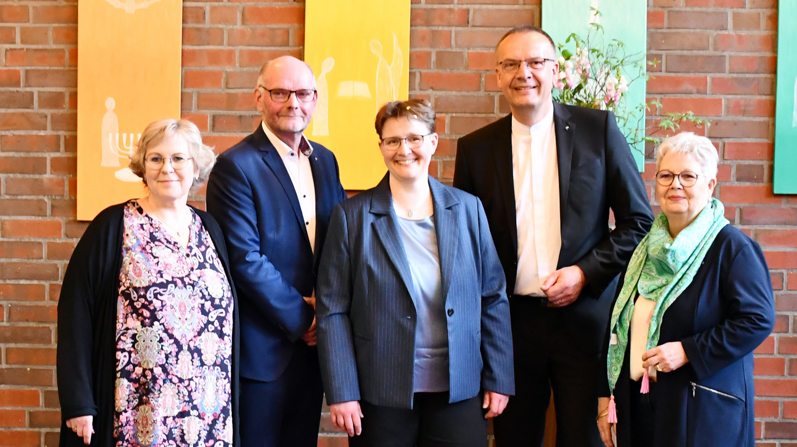Einführung von Kreispfarrerin Birte Wielage (von links nach rechts): Pfarrerin Susanne Schymanitz, Stellv. Kreispfarrerin; Helge Treiber, Vorsitzender der Kreissynode; Kreispfarrerin Birte Wielage; Bischof Thomas Adomeit und Synodenpräsidentin Sabine Blütchen.