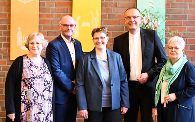 Einführung von Kreispfarrerin Birte Wielage (von links nach rechts): Pfarrerin Susanne Schymanitz, Stellv. Kreispfarrerin; Pfarrer Helge Treiber, Vorsitzender der Kreissynode; Kreispfarrerin Birte Wielage; Bischof Thomas Adomeit und Synodenpräsidentin Sabine Blütchen. 