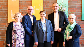 Einführung von Kreispfarrerin Birte Wielage (von links nach rechts): Pfarrerin Susanne Schymanitz, Stellv. Kreispfarrerin; Helge Treiber, Vorsitzender der Kreissynode; Kreispfarrerin Birte Wielage; Bischof Thomas Adomeit und Synodenpräsidentin Sabine Blütchen.