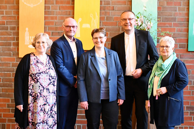 Einführung von Kreispfarrerin Birte Wielage (von links nach rechts): Pfarrerin Susanne Schymanitz, Stellv. Kreispfarrerin; Pfarrer Helge Treiber, Vorsitzender der Kreissynode; Kreispfarrerin Birte Wielage; Bischof Thomas Adomeit und Synodenpräsidentin Sabine Blütchen. 