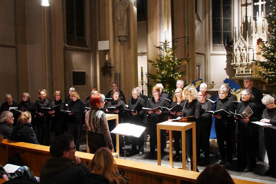 Der Chor der Jüdischen Gemeinde und das Ohmsteder Vokalensembel unter der Leitung von Landeskirchenmusikdirektorin Beate Besser. Fotos: Peter Tobiassen