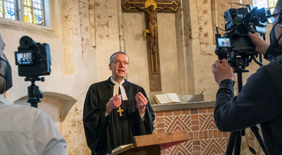 Bischof Thomas Adomeit während der Aufzeichnung des Video-Gottesdienstes in der Gertrudenkapelle in Oldenburg. 