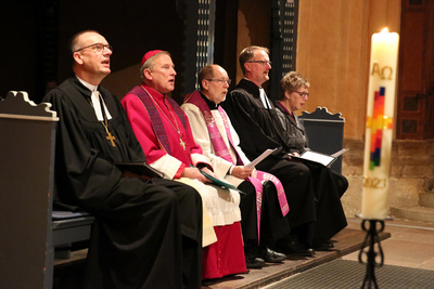 (von links nach rechts): Bischof Thomas Adomeit, Weihbischof Wilfried Theising, Pfarrer Ludger Brock (kath. Pfarrei St. Peter Wildeshausen), Pfarrer Lars Löwensen (Ev.-luth. Kirchengemeinde Wildeshausen) und Lektorin Silke Frede. Alle Fotos: ELKiO/D.-M. Grötzsch