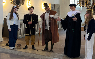 Szenische Darstellung zur 430jährige Geschichte der Orgel im Festgottesdienst in der St.-Ägidius-Kirche in Berne.