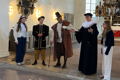 Szenische Darstellung zur 430jährige Geschichte der Orgel im Festgottesdienst in der St.-Ägidius-Kirche in Berne.