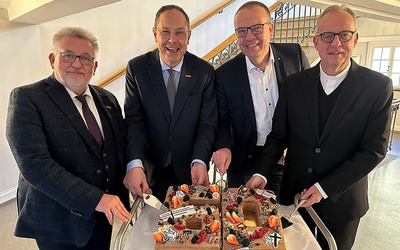 Diesjähriges Treffen des Zentralen Besprechungskreises Kirche-Handwerk in Braunschweig (von links nach rechts): Kammerpräsident Detlef Bade, Karl-Sebastian Schulte (ZDH), Bischof Thomas Adomeit, Weihbischof Josef Holtkotte