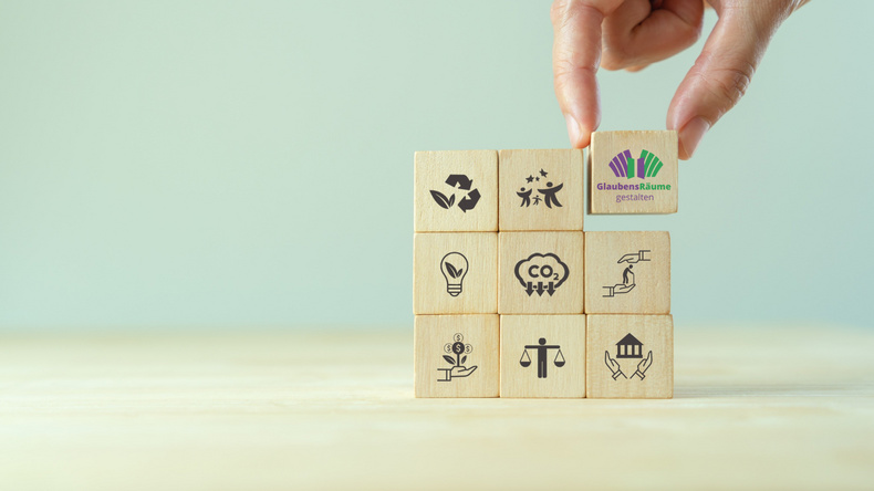 Würfel mit unterschiedlichen Symbolen werden übereinander gestapelt.