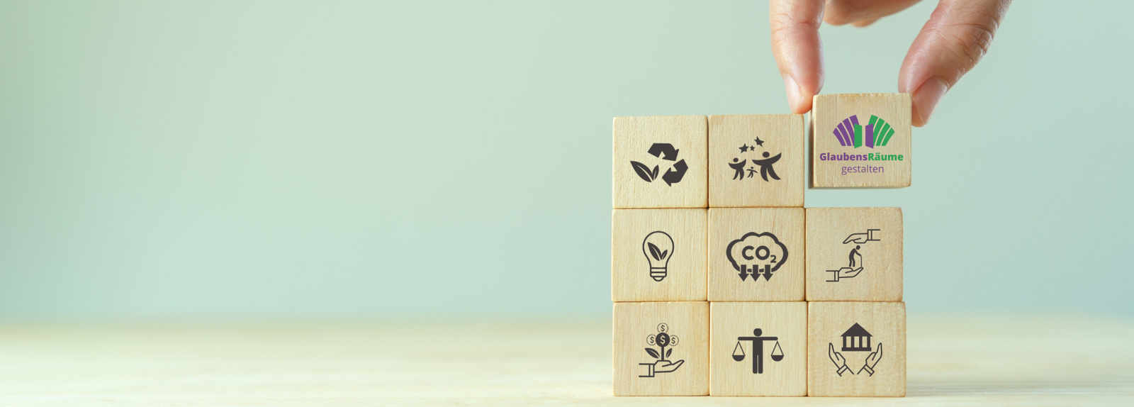 Würfel mit unterschiedlichen Symbolen werden übereinander gestapelt.