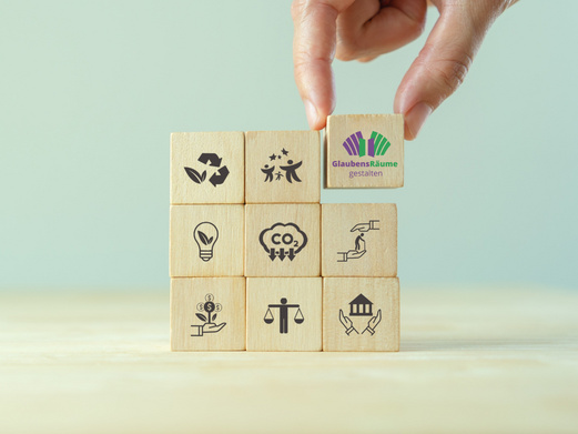 Würfel mit unterschiedlichen Symbolen werden übereinander gestapelt.