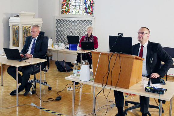 Mitglieder des Kollegiums in der Kapelle des Oberkirchenrates (von re. nach li.): Bischof Thomas Adomeit, Oberkirchenrätin Gudrun Mawick und Oberkirchenrat Frank Lütjelüschen.