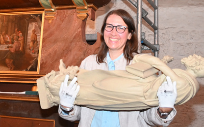 Museumsleiterin Dr. Anna Heinze mit der Skulptur des Markus