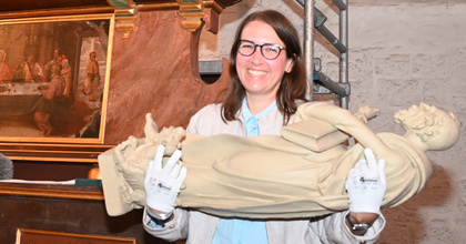 Museumsleiterin Dr. Anna Heinze mit der Skulptur des Markus