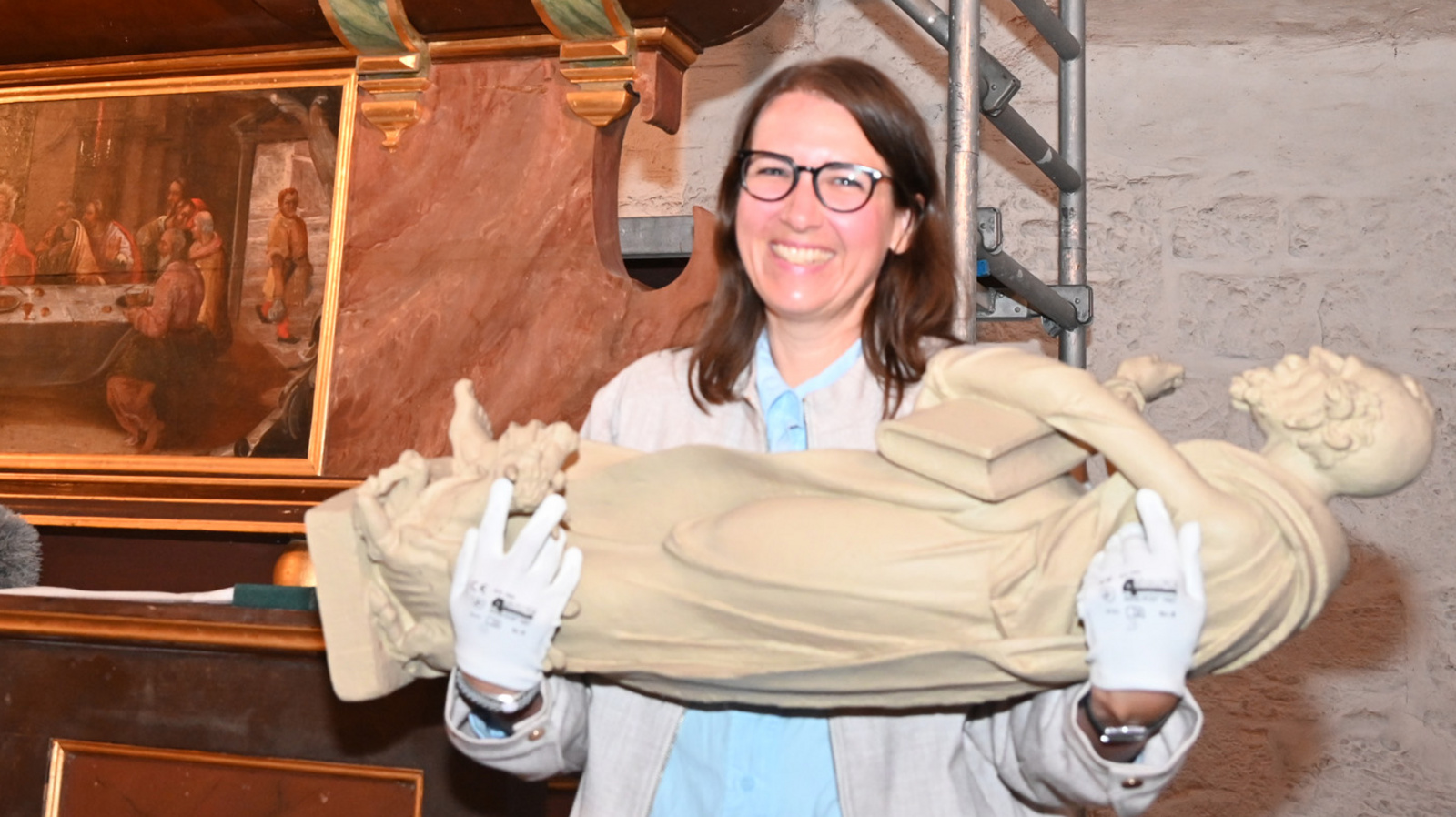 Museumsleiterin Dr. Anna Heinze mit der Skulptur des Markus