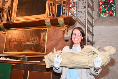 Museumsleiterin Dr. Anna Heinze mit der Skulptur des Markus