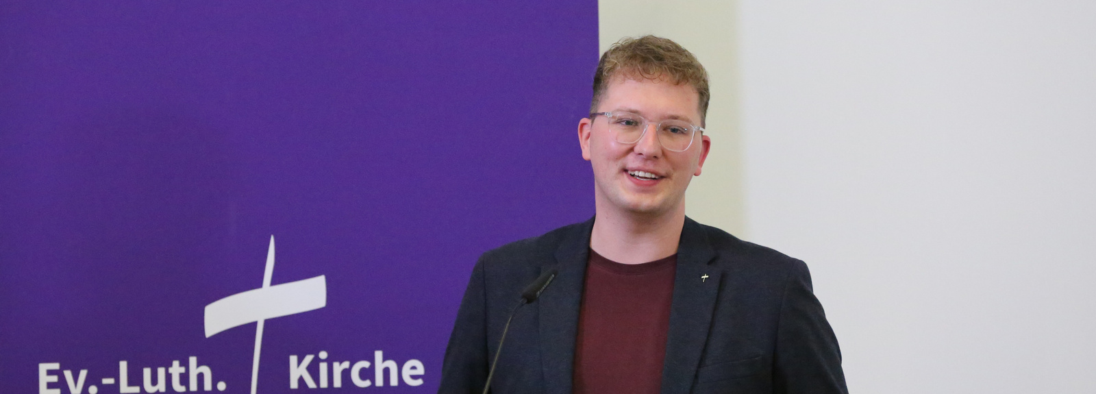 Synodenpräsident Chris Schellstede spricht vor Synode