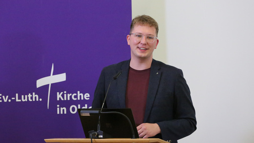 Synodenpräsident Chris Schellstede spricht vor Synode