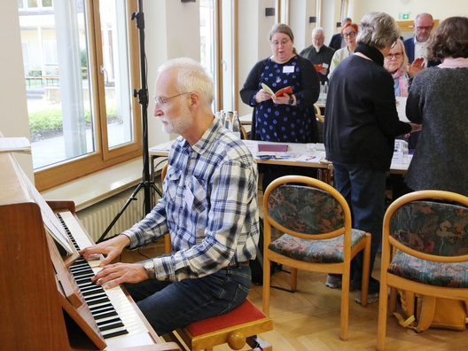 Das Bild zeigt den Synodalen Kreiskantor Gebhard von Hirschhausen wie er die Morgenandacht musikalisch begleitet.