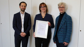 Tanja Wilhelm (Mitte) aus dem Fachbereich Personal vertritt die oldenburgische Kirche im neuen Fortbildungsbeirat des Niedersächsischen Studieninstituts (NSI). Die für Personal zuständige Oberkirchenrätin Gudrun Mawick (rechts) und der für Finanzen verantwortliche Oberkirchenrat Sebastian Groß (links) freuen sich über die engere Zusammenarbeit mit dem NSI.