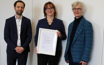 Tanja Wilhelm (Mitte) aus dem Fachbereich Personal vertritt die oldenburgische Kirche im neuen Fortbildungsbeirat des Niedersächsischen Studieninstituts (NSI). Die für Personal zuständige Oberkirchenrätin Gudrun Mawick (rechts) und der für Finanzen verantwortliche Oberkirchenrat Sebastian Groß (links) freuen sich über die engere Zusammenarbeit mit dem NSI.