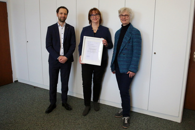 Tanja Wilhelm (Mitte) aus dem Fachbereich Personal vertritt die oldenburgische Kirche im neuen Fortbildungsbeirat des Niedersächsischen Studieninstituts (NSI). Die für Personal zuständige Oberkirchenrätin Gudrun Mawick (rechts) und der für Finanzen verantwortliche Oberkirchenrat Sebastian Groß (links) freuen sich über die engere Zusammenarbeit mit dem NSI.