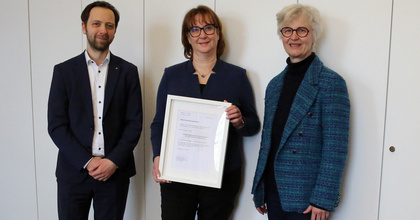 Tanja Wilhelm (Mitte) aus dem Fachbereich Personal vertritt die oldenburgische Kirche im neuen Fortbildungsbeirat des Niedersächsischen Studieninstituts (NSI). Die für Personal zuständige Oberkirchenrätin Gudrun Mawick (rechts) und der für Finanzen verantwortliche Oberkirchenrat Sebastian Groß (links) freuen sich über die engere Zusammenarbeit mit dem NSI.