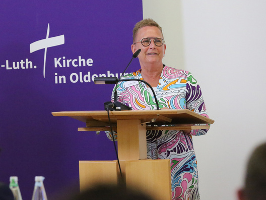 Claudia Reetz als Vorsitzende des Finanz- und Personalausschuss ist hier bei ihrem Bericht zu sehen.
