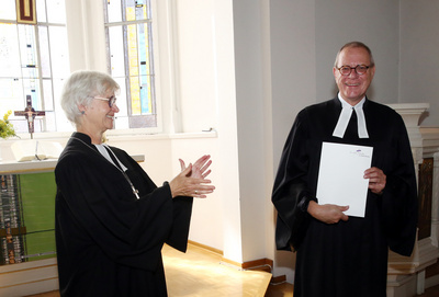 Zu sehen ist Pfarrer Torsten Nowak (rechts), der von Oberkirchenrätin Gudrun Nowak (links) in den Ruhestand verabschiedet worden ist.